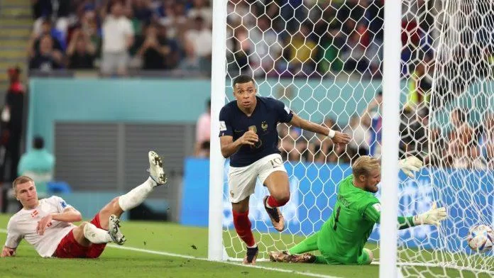 Mbappe tiếp tục xuất hiện trong vòng cấm của Đan Mạch để ấn định tỉ số 2-1 (Ảnh: Internet) Mbappe tiếp tục xuất hiện trong vòng cấm của Đan Mạch để ấn định tỉ số 2-1 (Ảnh: Internet)