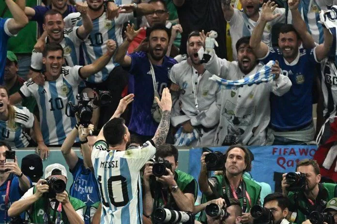 Messi lao về phía khán đài của các CĐV nhà để ăn mừng cùng họ (Ảnh: Internet)