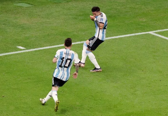 Messi chạy về phía Enzo Fernandez và ăn mừng cùng người đàn em (Ảnh: Internet)