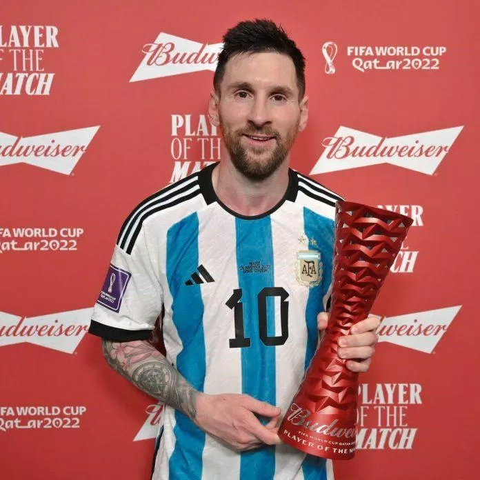 Messi vinh dự nhận giải thưởng cầu thủ xuất sắc nhất trận đấu với Mexico (Ảnh: Internet)