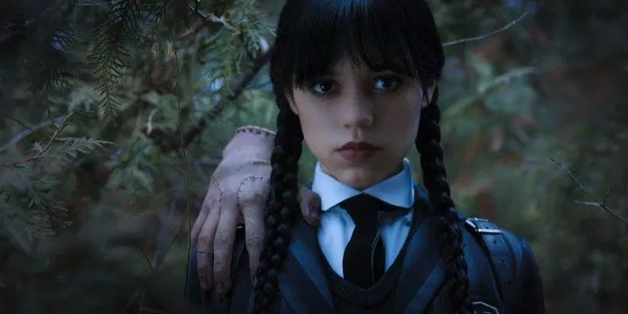Wednesday Addams và bàn tay Thing ( Nguồn: internet)