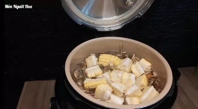Cho các nguyên liệu vào nồi nấu. Nguồn: YouTube Món Ngưới Hoa