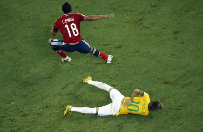 Chấn thương đã cướp đi World Cup 2014 của Neymar và Brazil (Ảnh: Internet)