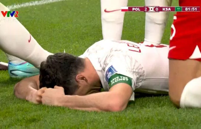 Giọt nước mắt của kẻ chiến thắng Lewandowski khiến nhiều người xúc động (Ảnh: Internet)