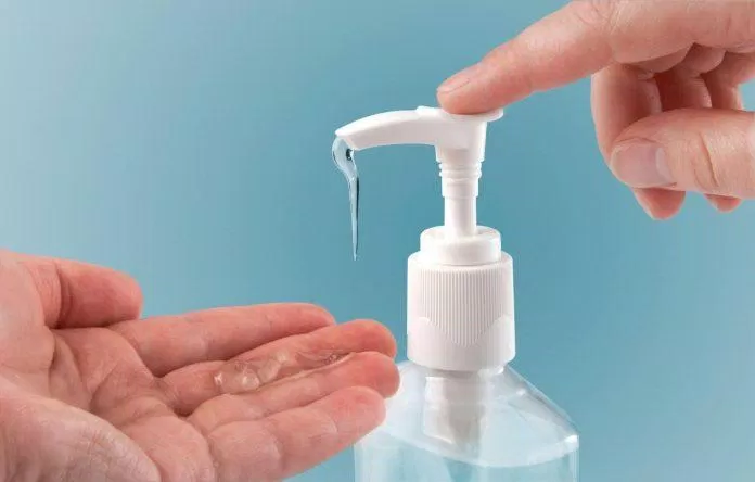 Thành phần chứa trong nước rửa tay khô sẽ khiến da tay bạn trở nên khô ráp (Ảnh: Internet)