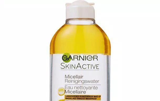 Nước tẩy trang Garnier Oil-Infused có lớp dầu vàng dễ dành đánh bay mọi lớp makeup khó nhằn (Ảnh: Internet)