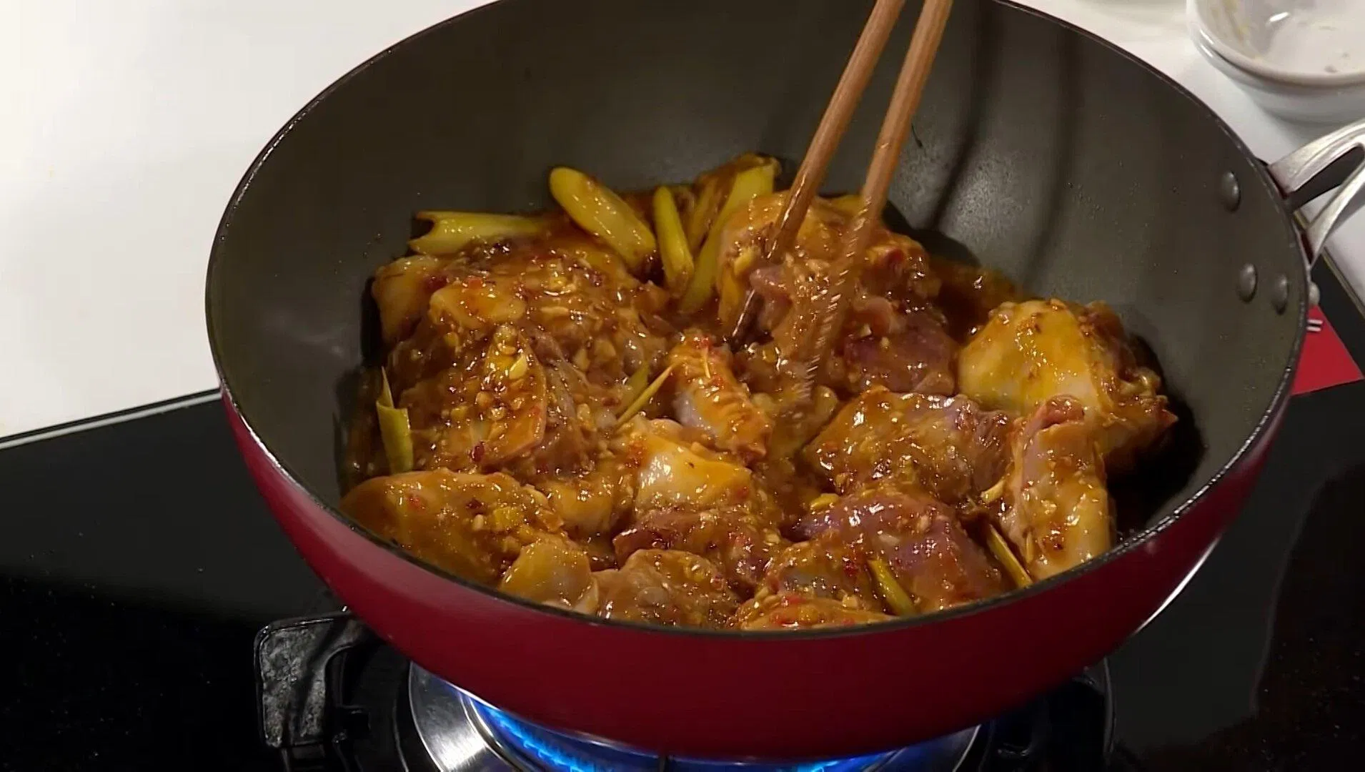 Om thịt vịt. Nguồn: YouTube Món Ngon Mỗi Ngày