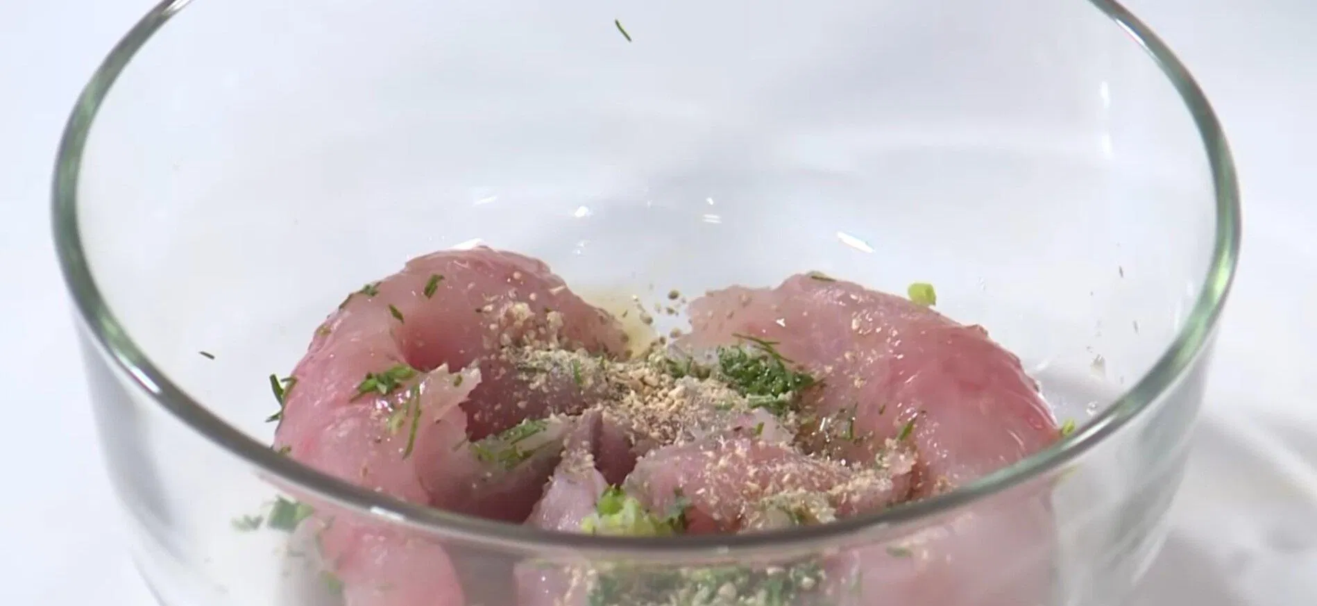 Ướp gia vị cá thác lác. Nguồn: YouTube Món Ăn Mỗi Ngày