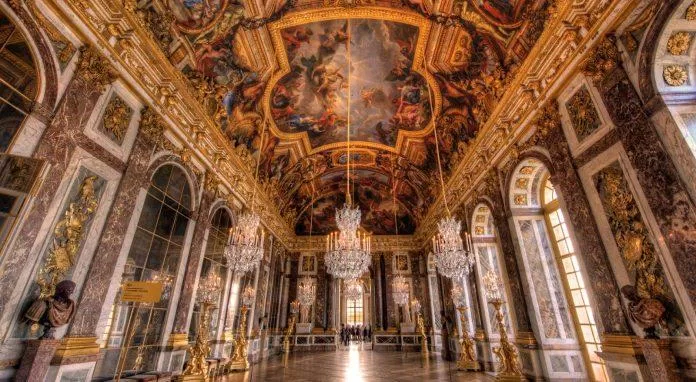 Phòng gương - một phần kiến trúc tiêu biểu của cung điện Versailles (Nguồn: Internet) Phòng gương - một phần kiến trúc tiêu biểu của cung điện Versailles (Nguồn: Internet)