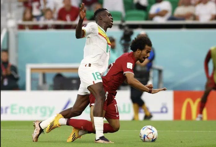 Tình huống Akram Afif của Qatar ngã trong vòng cấm của Senegal nhưng không được hưởng phạt đền (Ảnh: Internet)