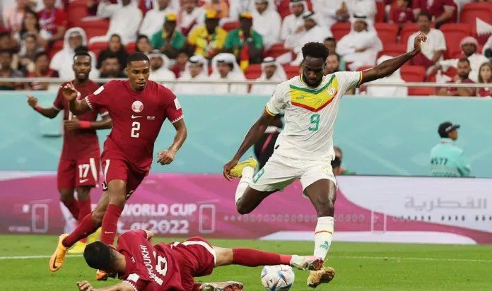 Boualem Khoukhi đã phạm một sai lầm tai hại dẫn đến bàn thua đầu tiên của Qatar (Ảnh: Internet)