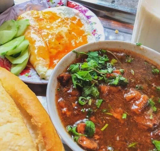Bánh Mì Sốt Vang