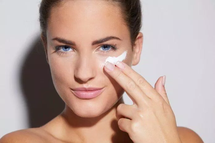 Sử dụng kem chống nắng chứa Retinol đẩy nhanh quá trình lão hóa da (Ảnh: Internet). Sử dụng kem chống nắng chứa Retinol đẩy nhanh quá trình lão hóa da (Ảnh: Internet).