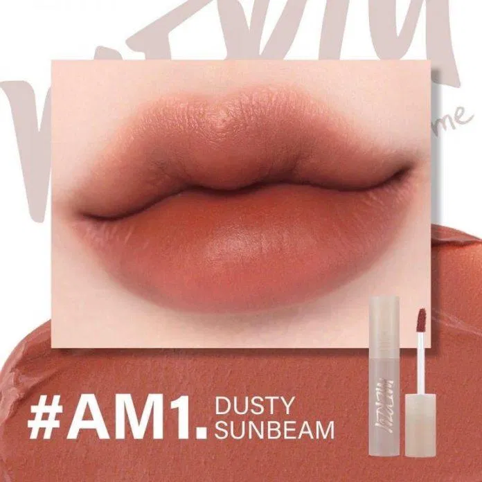 Sắc cam hồng nude pha thêm ánh nâu ở cây son Dusty Sunbeam Sắc cam hồng nude pha thêm ánh nâu ở cây son Dusty Sunbeam