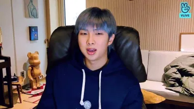 Trong buổi Vlive RM đã chia sẻ những nỗi lo cộng thêm điểm thi của mình ( ảnh: internet).