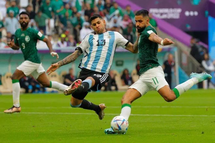 Romero quá chậm so với pha xử lý đầy tốc độ để ghi bàn thắng đầu tiên tại World Cup 2022 cho Arab Saudi (Ảnh: Internet)
