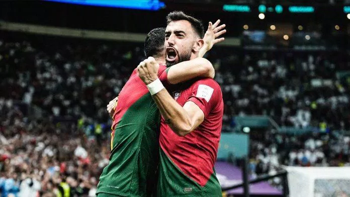 Ronaldo và Bruno Fernades cùng ăn mừng bàn thắng đầu tiên của Bồ Đào Nha (Ảnh: Internet)