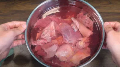 Rửa thịt bò ( Nguồn: BlogAnChoi )