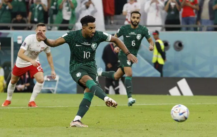 Salem đã bỏ lỡ một cơ hội trên chấm 11m để gỡ hòa cho Arab Saudi (Ảnh: Internet) Salem đã bỏ lỡ một cơ hội trên chấm 11m để gỡ hòa cho Arab Saudi (Ảnh: Internet)