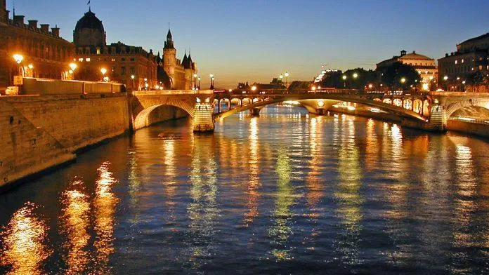 Sông Seine vào buổi đêm - một trong những biểu tượng của Paris (Nguồn: Internet) Sông Seine vào buổi đêm - một trong những biểu tượng của Paris (Nguồn: Internet)