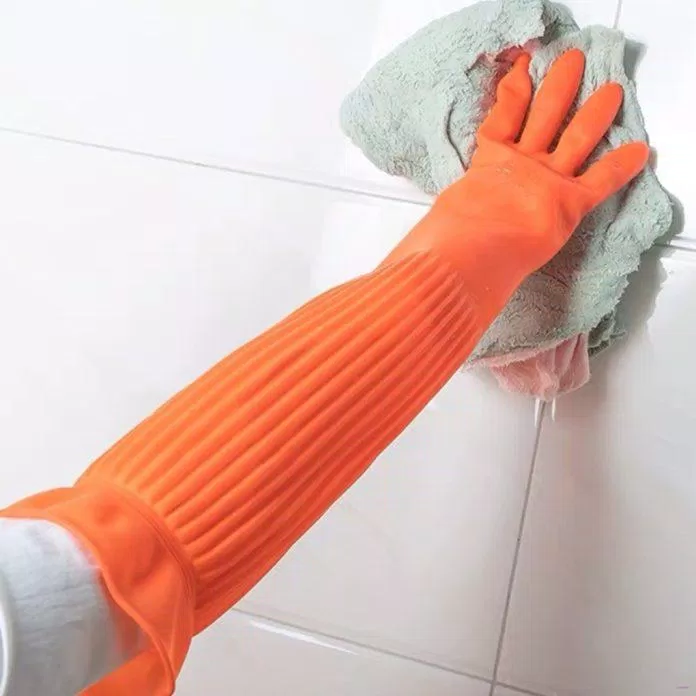 Sử dụng găng tay cao su khi phải tiếp xúc với các hóa chất để tránh làm hại đến da tay (Ảnh: Internet)