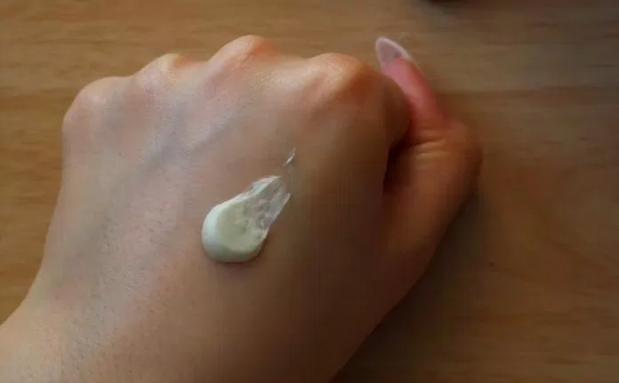 Sử dụng kem dưỡng da tay hằng ngày để bàn tay luôn được mềm mại (Ảnh: Internet)