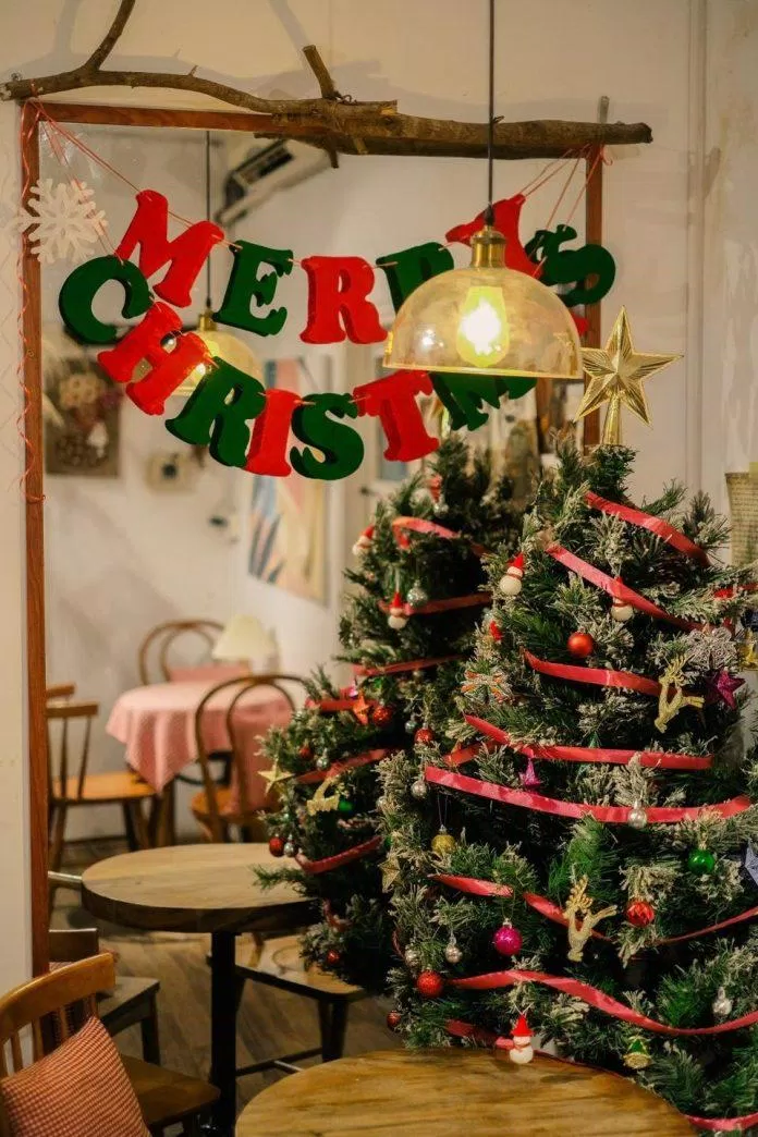 Không khí ấm cúng là điểm nổi bật ở phần decor giáng sinh năm nay tại quán. Nguồn: internet