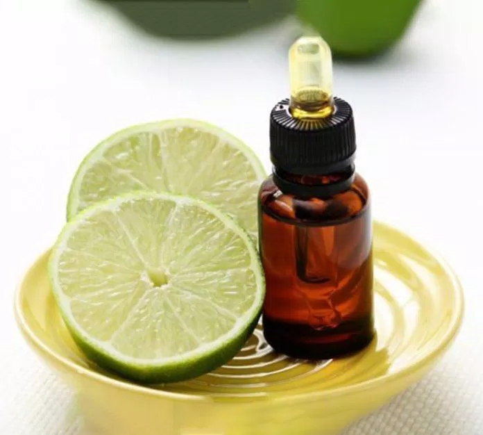 Tinh dầu chanh có đặc tính chống oxy hóa giúp sửa chữa các tổn thương do gốc tự do gây ra trên da (Ảnh: Internet) Tinh dầu chanh có đặc tính chống oxy hóa giúp sửa chữa các tổn thương do gốc tự do gây ra trên da (Ảnh: Internet)