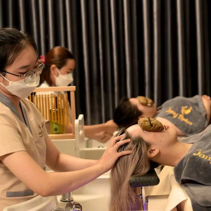 Nhân viên gội đầu cho khách