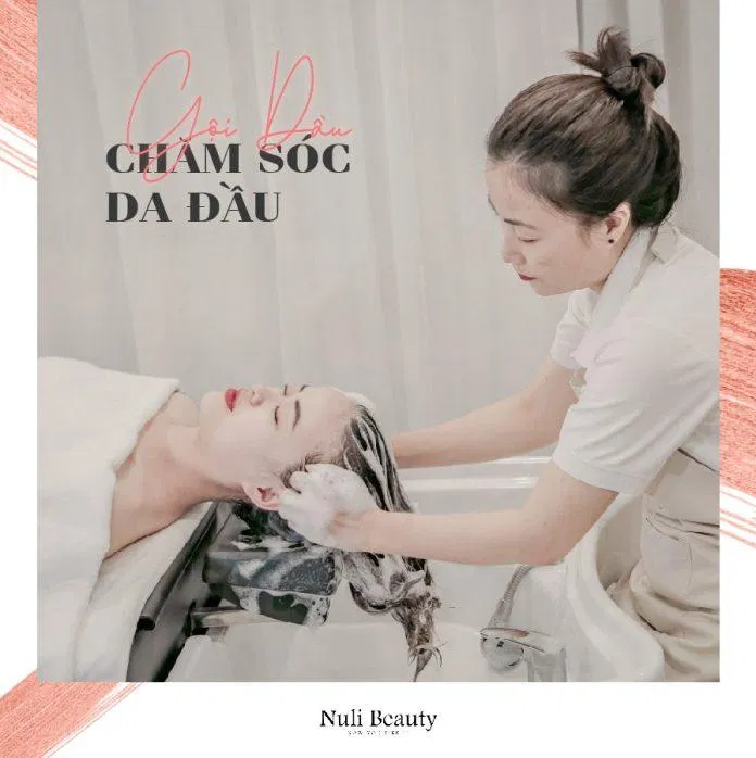 Các bước gội đầu kết hợp cả sản phẩm hiện đại và nước thảo mộc (Nguồn: Internet)