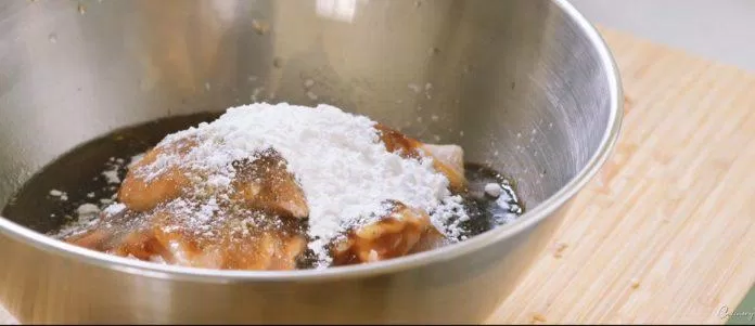 Ướp thhijt gfa cùng các gia vị. Nguồn: YouTube Culinary Frank