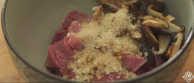 Ướp thịt. Nguồn: YouTube: Culinary Frank