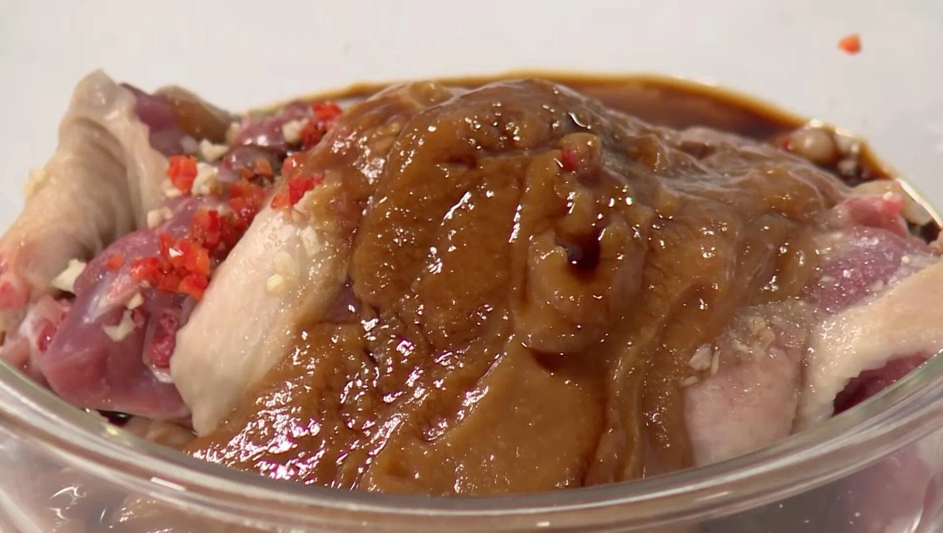 Ướp thịt vịt với các gia vị. Nguồn: YouTube Món Ngon Mỗi Ngày