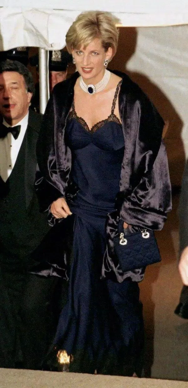 Công nương Diana là người tiên phong mặc váy ngủ ren ra đường. Nguồn: internet