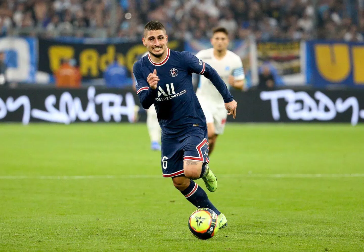 Verratti là ông vua tuyến giữa của PSG, là cầu nối giữa hàng thủ và hàng công của PSG (Ảnh: Internet) Verratti là ông vua tuyến giữa của PSG, là cầu nối giữa hàng thủ và hàng công của PSG (Ảnh: Internet)