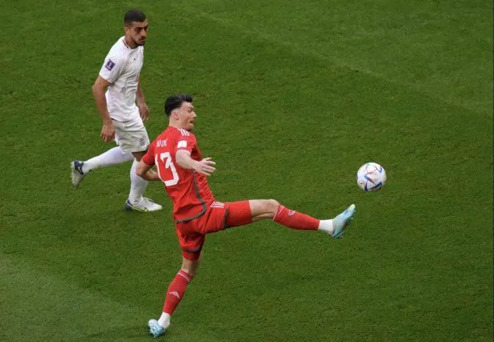 Kieffer Moore là cầu thủ của tuyển xứ Wales có cơ hội ăn bàn đầu tiên trong trận gặp Iran (Ảnh: Internet)
