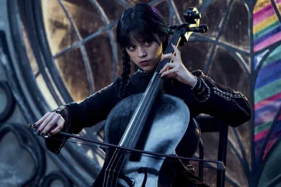 Jenna Ortega trong vai nữ chính Wednesday Addams ( Nguồn: Internet)