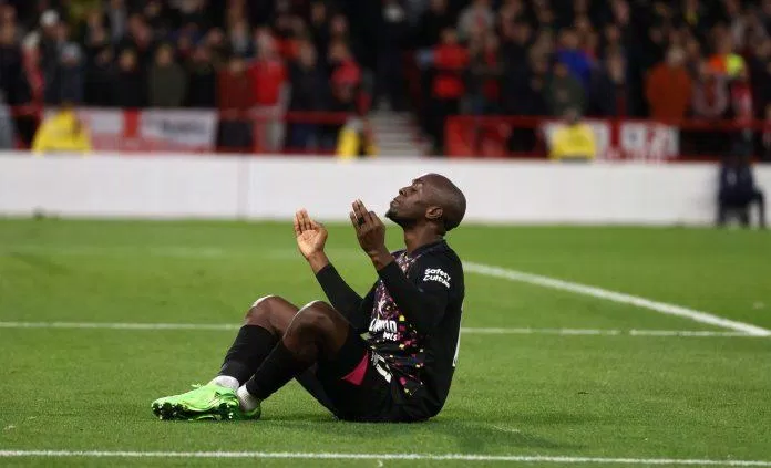 Wissa ghi bàn đẹp mắt cho Brentford trước khi có pha ăn mừng đầy cảm xúc ở vòng 15 Premier League (Ảnh: Internet) Wissa ghi bàn đẹp mắt cho Brentford trước khi có pha ăn mừng đầy cảm xúc ở vòng 15 Premier League (Ảnh: Internet)