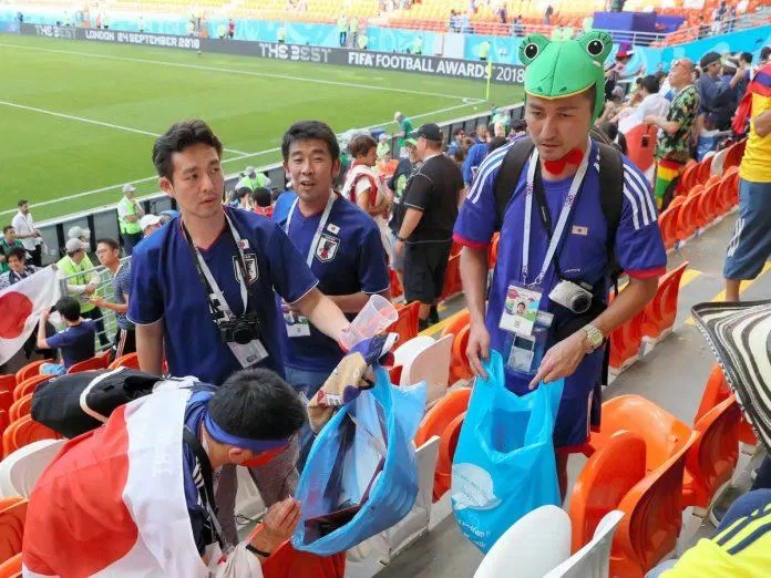 Cổ động viên Nhật Bản ở lại dọn dẹp sau trận đấu dù nhận thất bại trước đội tuyển Bỉ tại World Cup 2018 (Ảnh: Internet).