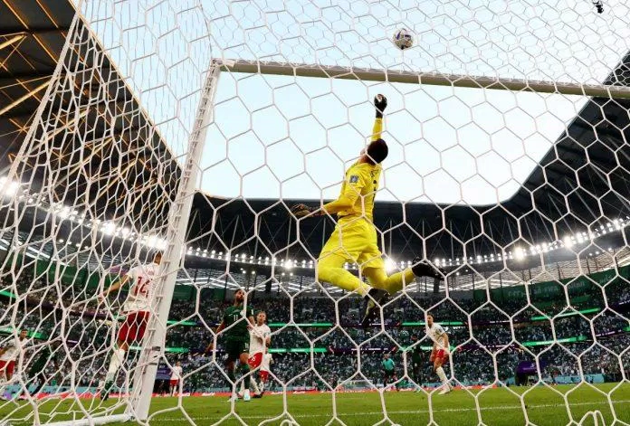 Thủ thành Wojcjech Szczesny của Ba Lan đã tung người hết cỡ để cứu thua sau cú sút của Mohamed Kanno (Ảnh: Internet) Thủ thành Wojcjech Szczesny của Ba Lan đã tung người hết cỡ để cứu thua sau cú sút của Mohamed Kanno (Ảnh: Internet)