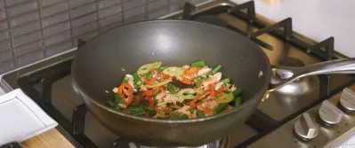 Xào thịt cua cùng ớt sừng và đậu que. Nguồn: YouTube Culinary Frank