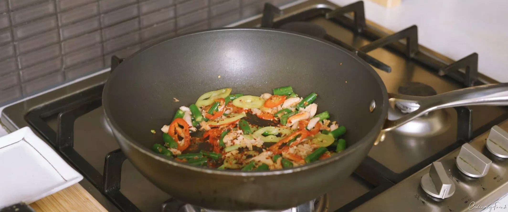 Xào thịt cua cùng ớt sừng và đậu que. Nguồn: YouTube Culinary Frank