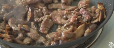 Xào thịt. Nguồn: YouTube: Culinary Frank