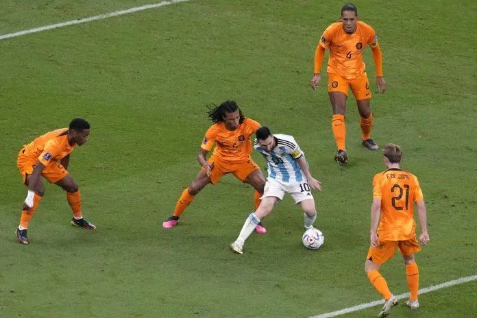 Frenkie hóa đá nhìn Messi nhảy múa trước hàng thủ của Hà Lan trong nửa cuối hiệp 1 (Ảnh: Internet)