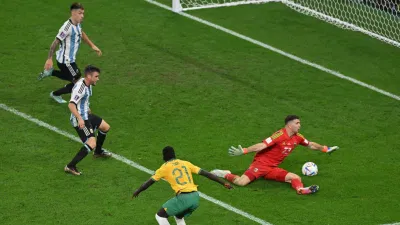 Emiliano Martinez đã có một pha cứu thua quý giá như một bàn thắng cho Argentina tại vòng 1/8 World Cup 2022 (Ảnh: Internet) Emiliano Martinez đã có một pha cứu thua quý giá như một bàn thắng cho Argentina tại vòng 1/8 World Cup 2022 (Ảnh: Internet)