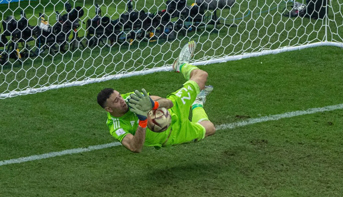 Emiliano Martinez với pha bay người này đã mang chiếc cup vàng về cho Argentina và cho cả Messi (Ảnh: Internet) Emiliano Martinez với pha bay người này đã mang chiếc cup vàng về cho Argentina và cho cả Messi (Ảnh: Internet)