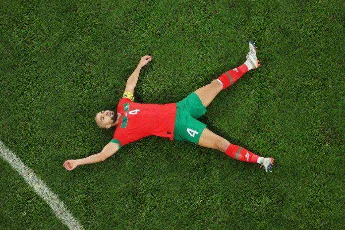 Hình ảnh quen thuộc của Amrabat sau mỗi lần Maroc làm nên kì tích tại Qatar 2022 (Ảnh: Internet) Hình ảnh quen thuộc của Amrabat sau mỗi lần Maroc làm nên kì tích tại Qatar 2022 (Ảnh: Internet)