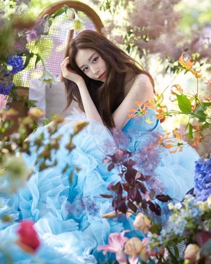 Cô dâu Jiyeon xinh đẹp như một nàng công chúa trong khu vườn cổ tích. (Ảnh: Internet) Cô dâu Jiyeon xinh đẹp như một nàng công chúa trong khu vườn cổ tích. (Ảnh: Internet)