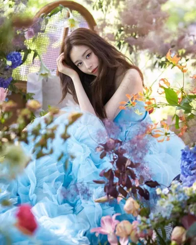 Cô dâu Jiyeon xinh đẹp như một nàng công chúa trong khu vườn cổ tích. (Ảnh: Internet)