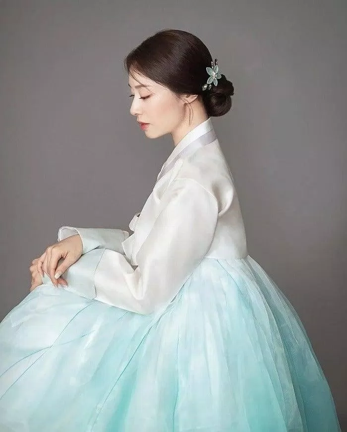 Bộ ảnh cưới của Jiyeon trong trang phục truyền thống, đơn giản mà thanh lịch. (Ảnh: Internet)